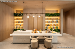 采用典范三段式构图